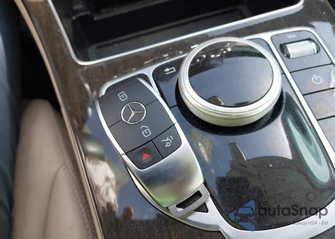 2019 Mercedes-Benz C 300 z USA, uszkodzony, nr VIN WDDWF8DB8KR483163